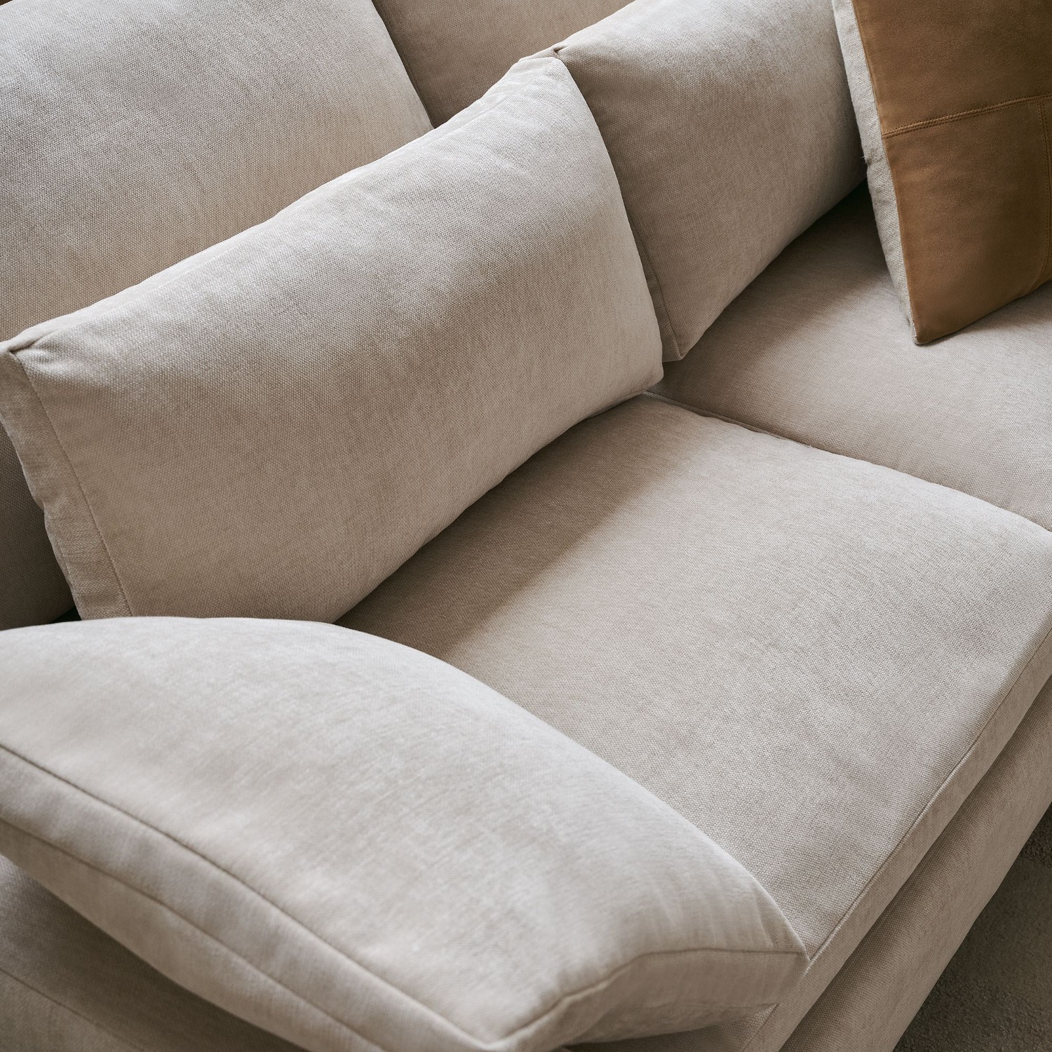 Styling Your Home with a West Elm Couch: Tips and Trends插图4