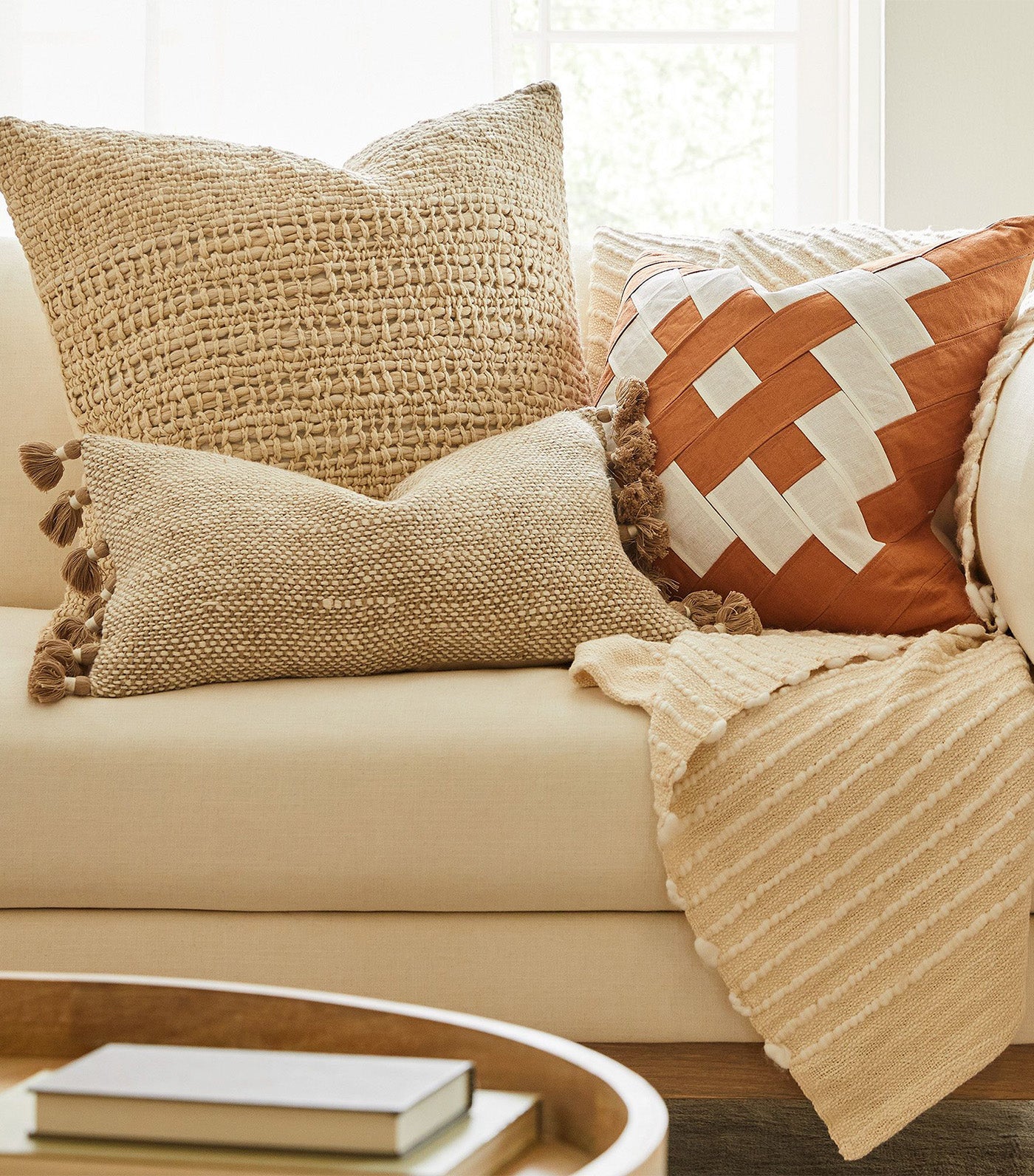 West Elm Pillows: Merging Luxury with Comfort in Home Décor插图3
