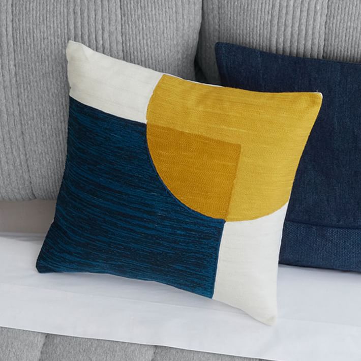 West Elm Pillows: Merging Luxury with Comfort in Home Décor插图2
